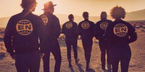 Arcade mit „Everything Now“-Jacken (PR-Foto)