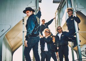 Arcade Fire 2017. Hinten mit bunter Sonnenbrille: Will Butler, Bruder von Sänger Win (vorne). (Foto: Sony)