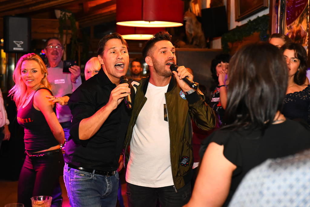 „Never Forget“ als Zugabe: Nathan Moore und Cal Cooper von Worlds Apart in den „Tiroler Bauernstuben“ in Berlin (Foto: Sponge Pix)