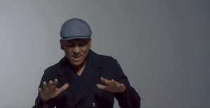 Seltenes Bild: Xavier Naidoo ohne Sonnenbrille – hier im Video zu seinem Song „Ich danke allen Menschen“ (Screenshot)