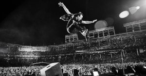 Pearl Jam: Eddie Vedder live in Chicago – PR-Foto zu ihrem Livefilm „Let's Play Two“ von Danny Clinch