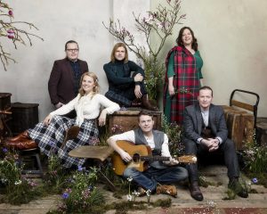 Sahen auf ihren Pressefotos im Mai 2017 schon so aus, als würden sie ein Weihnachtsalbum bewerben wollen: The Kelly Family in der Comeback-Konstellation ohne Paddy und Maite (Foto: PR/Helen Sobiralski)