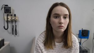 Weiß scheinbar irgendwann selbst nicht mehr, was sie glauben soll: Marie Adler, in „Unbelievable“ gespielt von Kaitlyn Dever