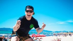 Patrick Portnicki aka Richard Bier am Strand von, na klar, El Arenal. (Foto: © richardbier.com / David Portnicki)
